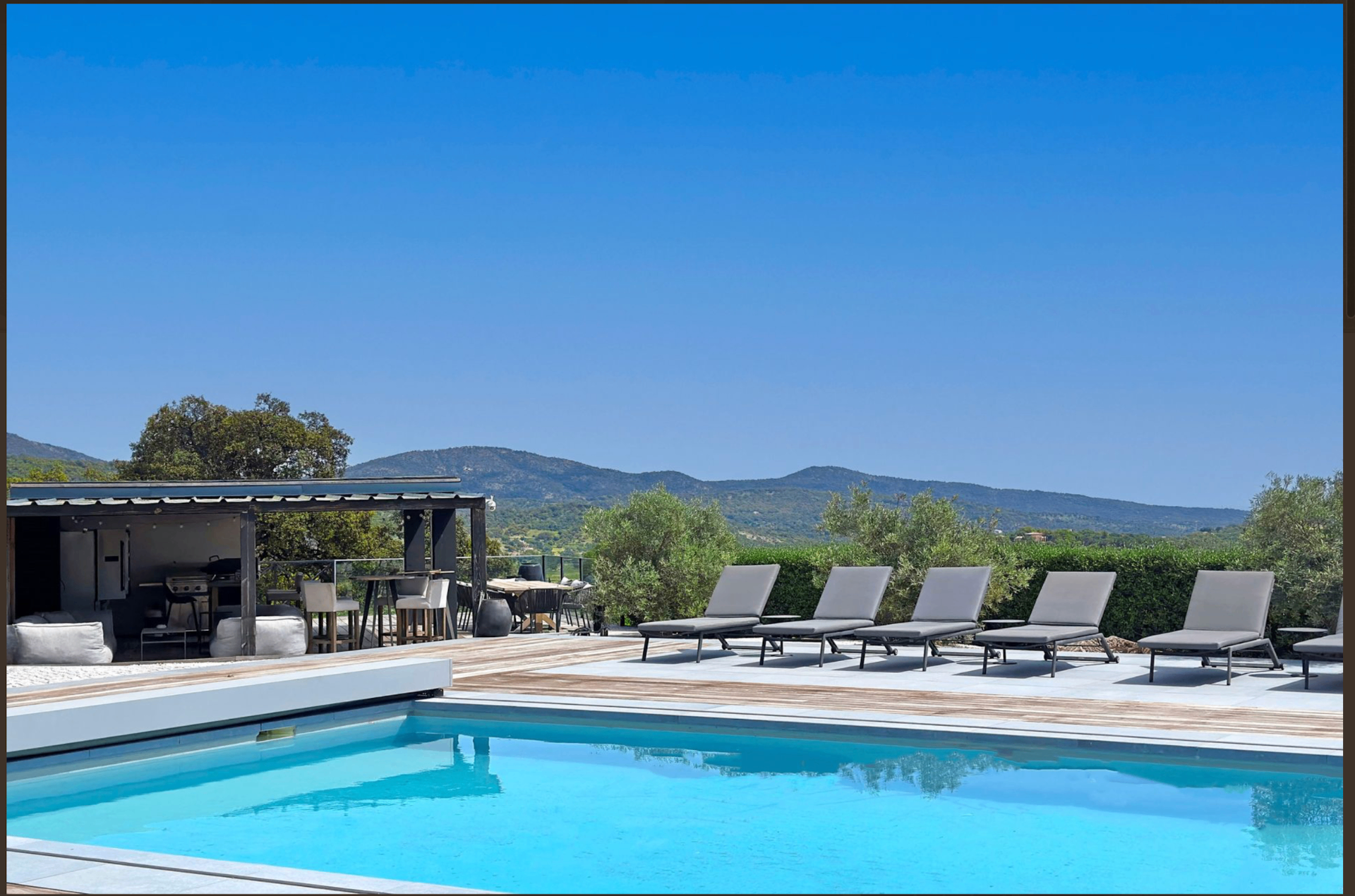 Piscine privée et pool-house avec vue panoramique