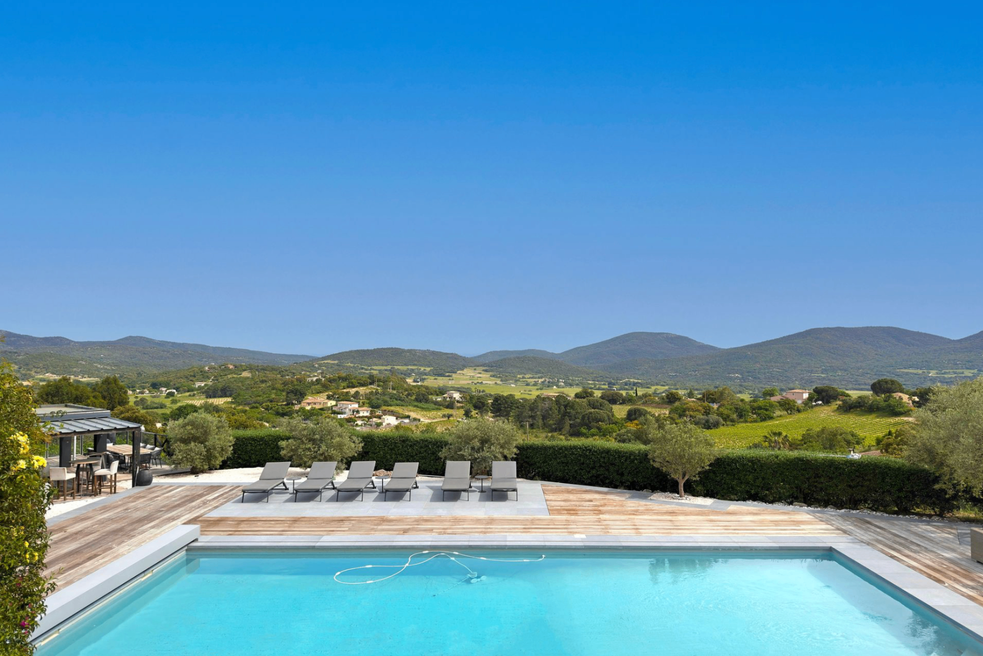 Vue panoramique du Mas du Lauva avec piscine